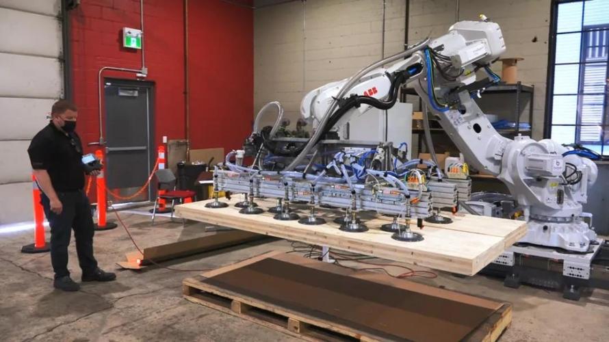 该公司使用abb机器人在预制生产线上 加工,搬运和组装大块木材